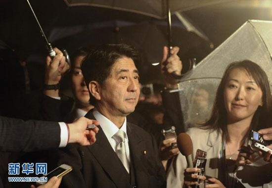 Cựu Thủ tướng Nhật Bản Shinzo Abe trả lời phỏng vấn trước khi vào thăm ngôi đền Yasukuni